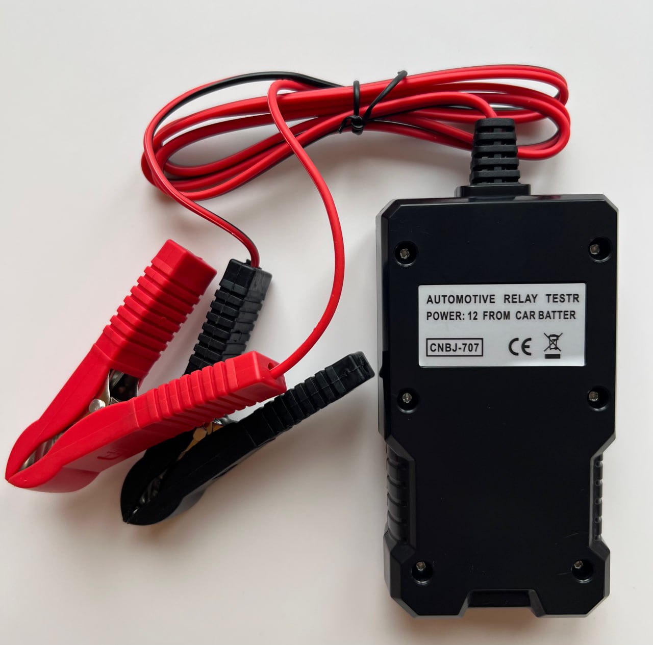 Автомобільний тестер реле – задня панель із роз’ємами та перемикачами для перевірки електричних реле.