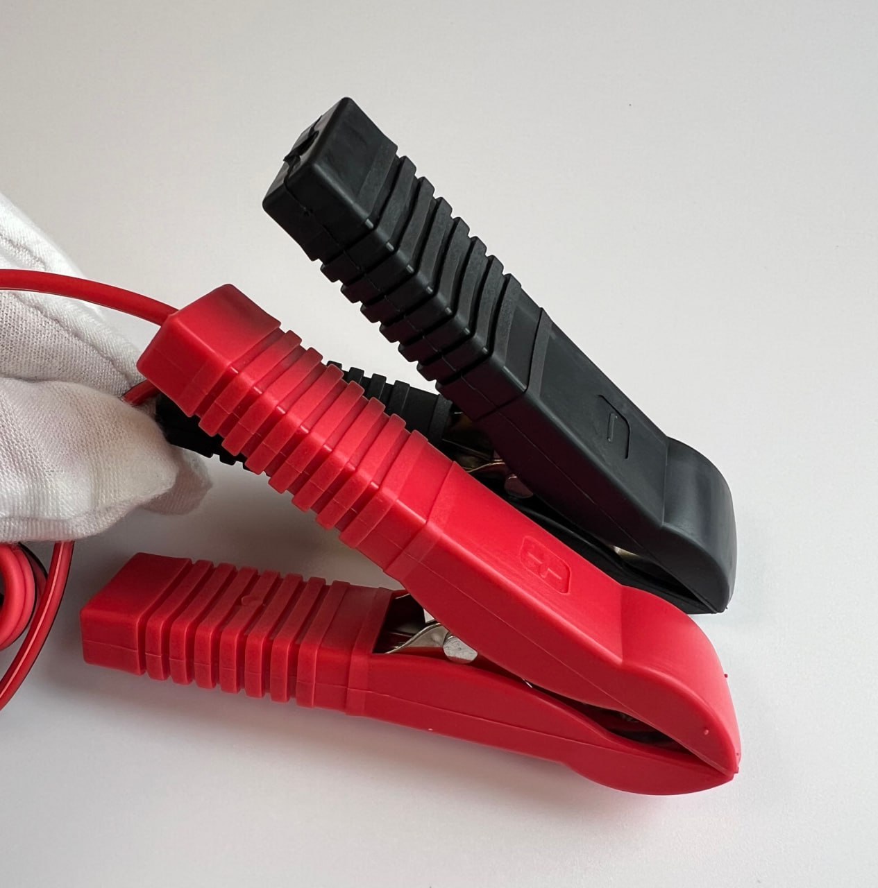 Прилад для перевірки реле підключається до акумулятора за допомогою затискачів-«крокодилів».