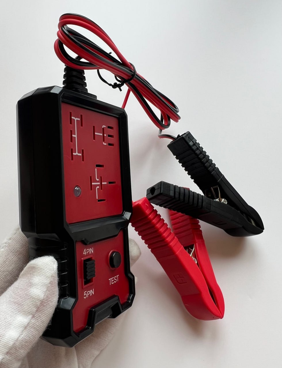 Тестер для перевірки автомобільних реле на 12 В: перемикач пінів, індикатор, кнопка тестування, роз’єми та затискачі.