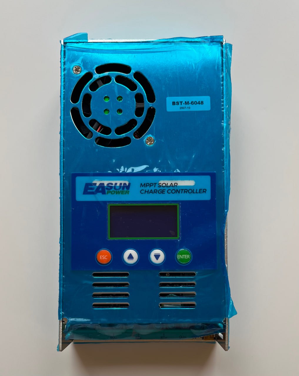 Контролер для сонячних панелей Easun Power MPPT 60A. Вигляд спереду