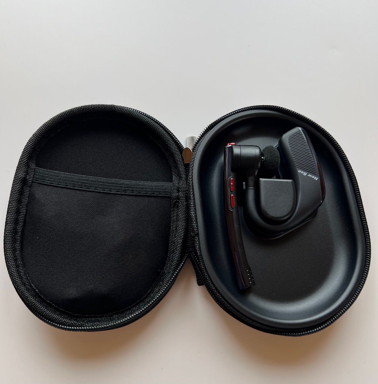 блютуз гарнітура в компактному кейсі-контейнері