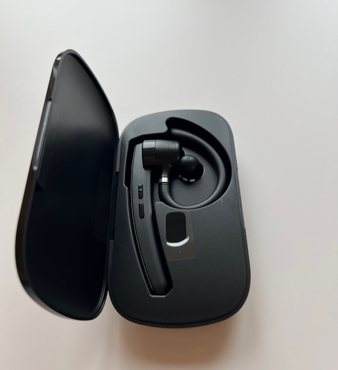 бездротова гарнітура з мікрофоном в кейсі для зберігання