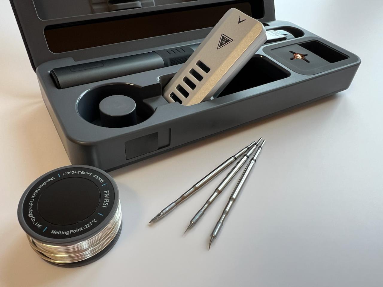 Аксесуари, що допомагають в роботі з паяльником для плат.