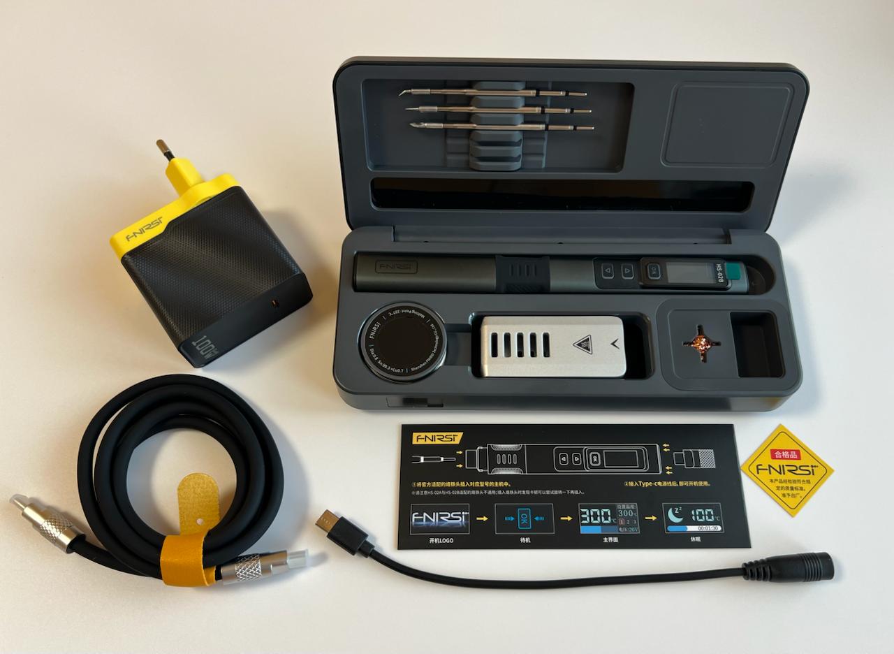 Найповніший набір паяльника FNIRSI HS-02B з додатковими аксесуарами.