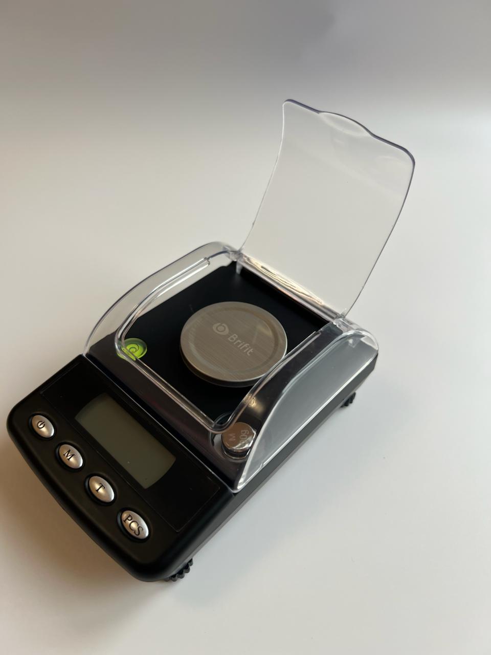 Ваги з точністю 0,001 г та захисною кришкою. Ваги з точністю 0,001 г та захисною кришкою.