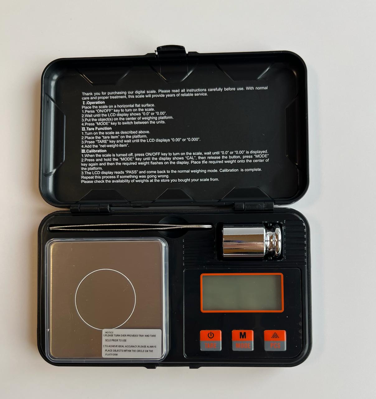 Міні ваги з калібрувальною гирею та пінцетом. Міні ваги з калібрувальною гирею та пінцетом.