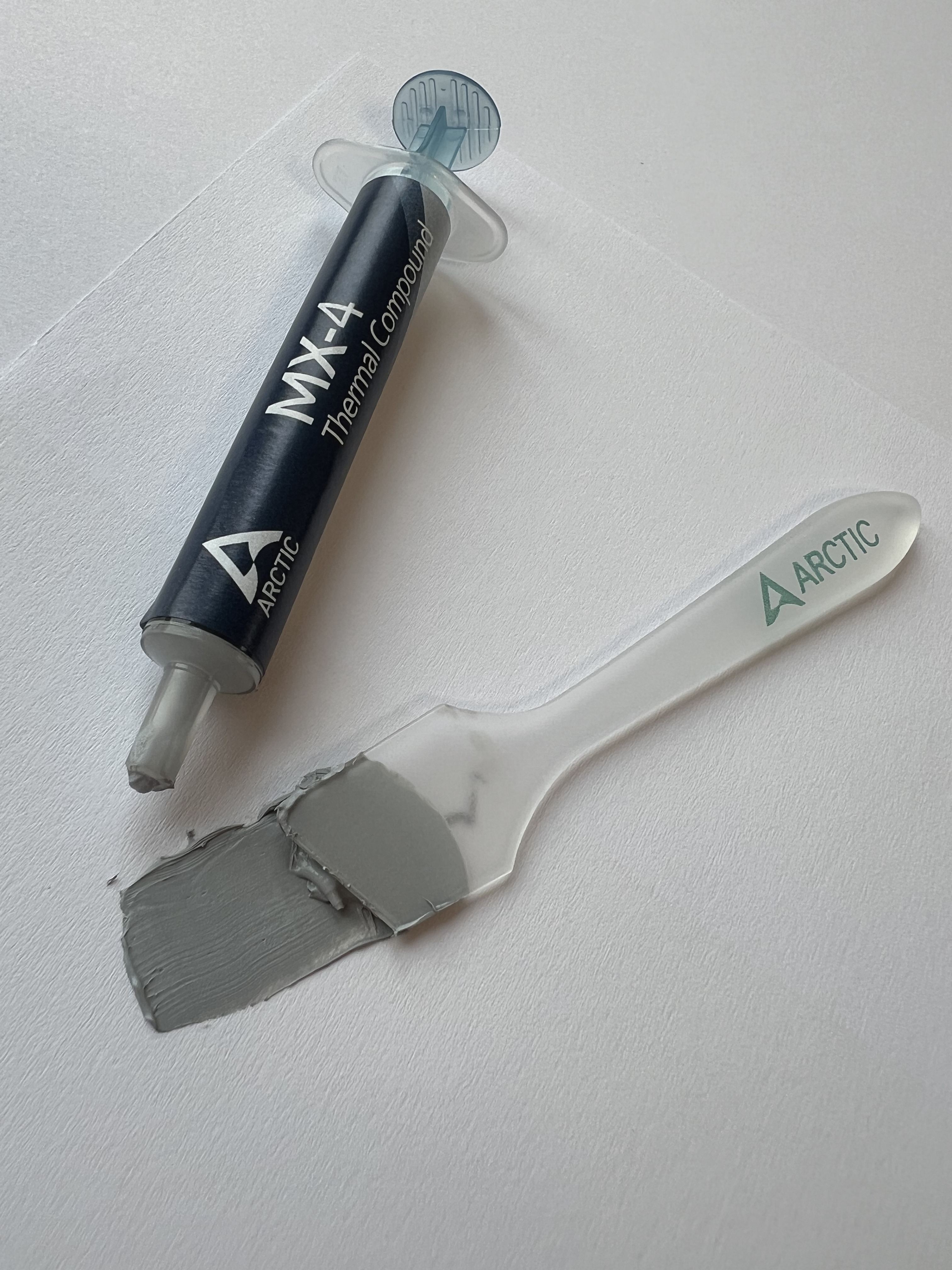 Термопаста Arctic MX-4 зі шпателем — зовнішній вигляд упаковки