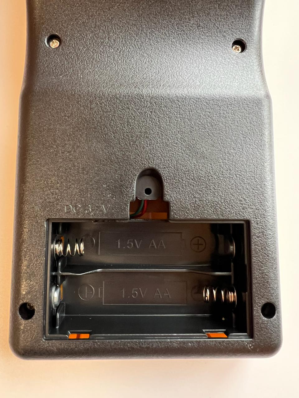 Місце для встановлення батарейок у портативній грі Тетріс LZAKMR