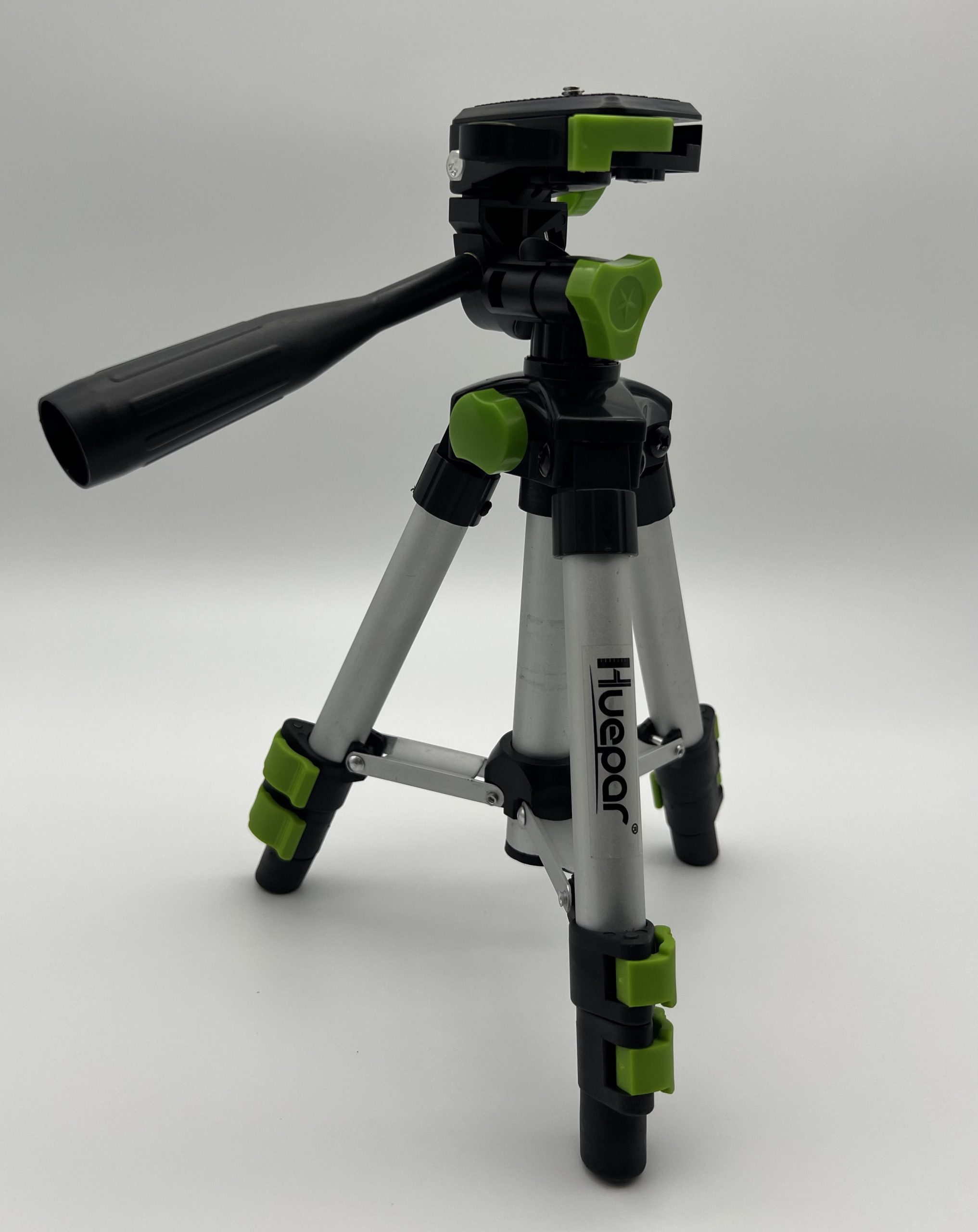 Наявність штатива у комплекті Huepar