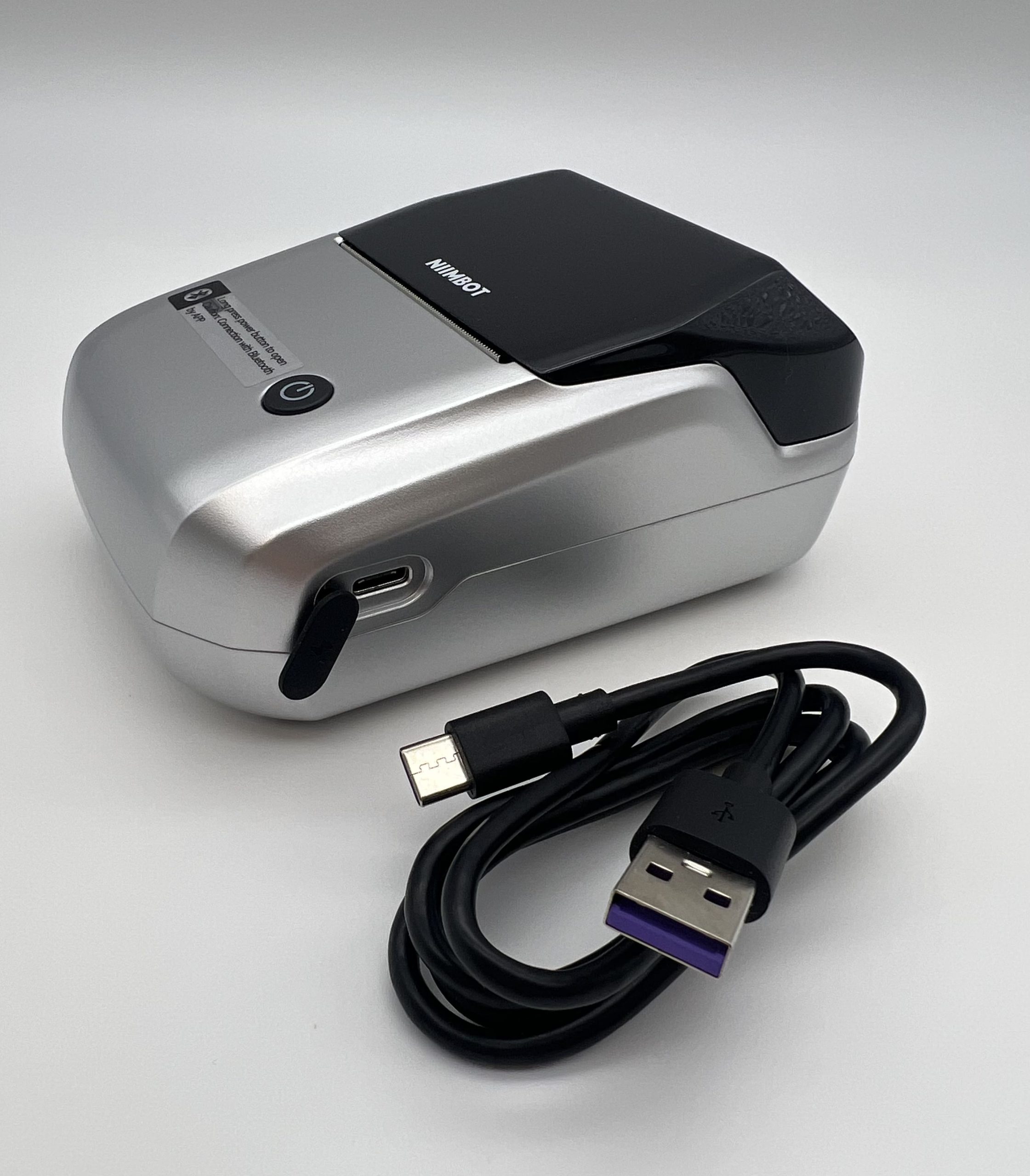 Зручне використання та заряджання Niimbot B1