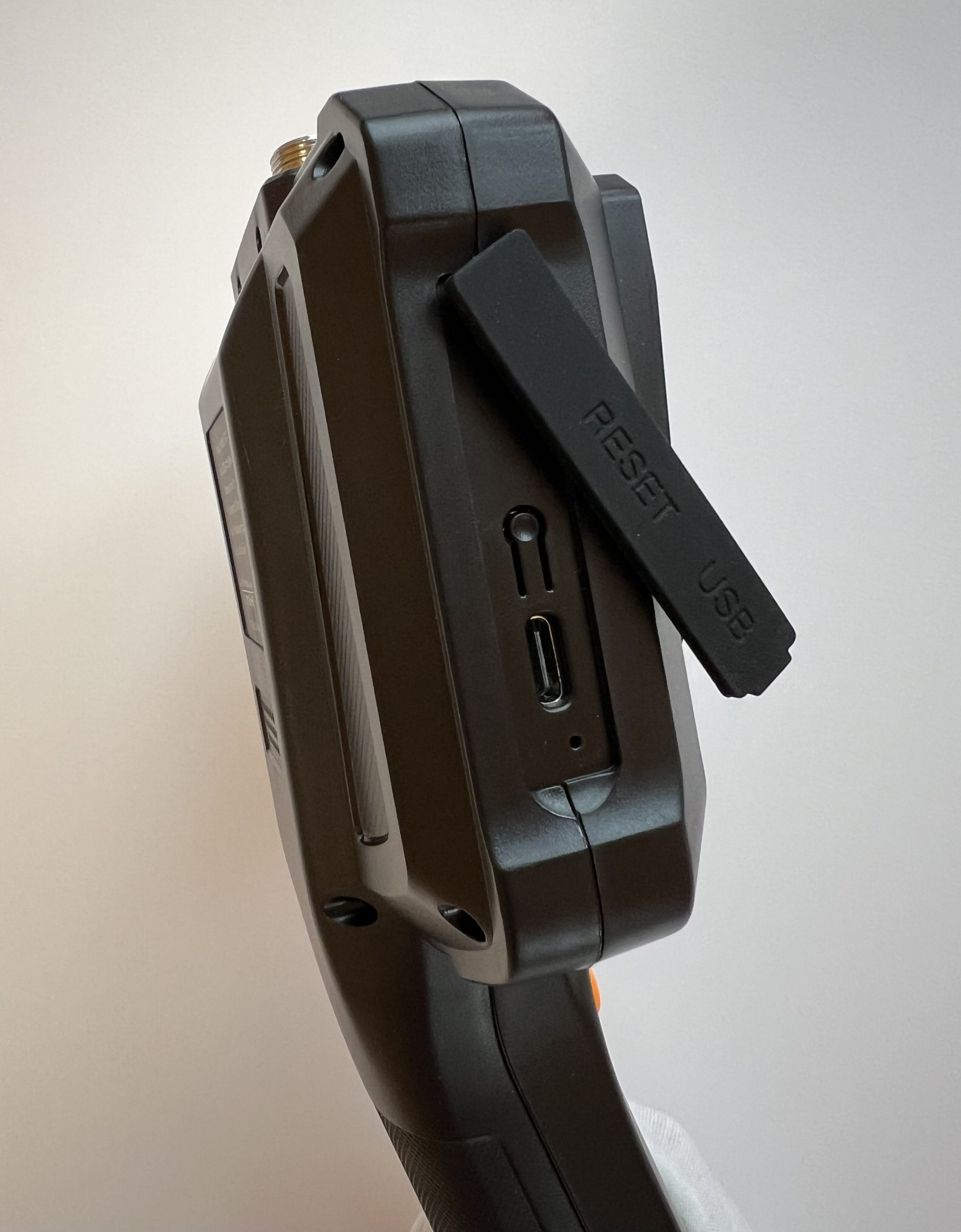 Розʼєм зарядки в промисловому автомобільному HD-ендоскопі