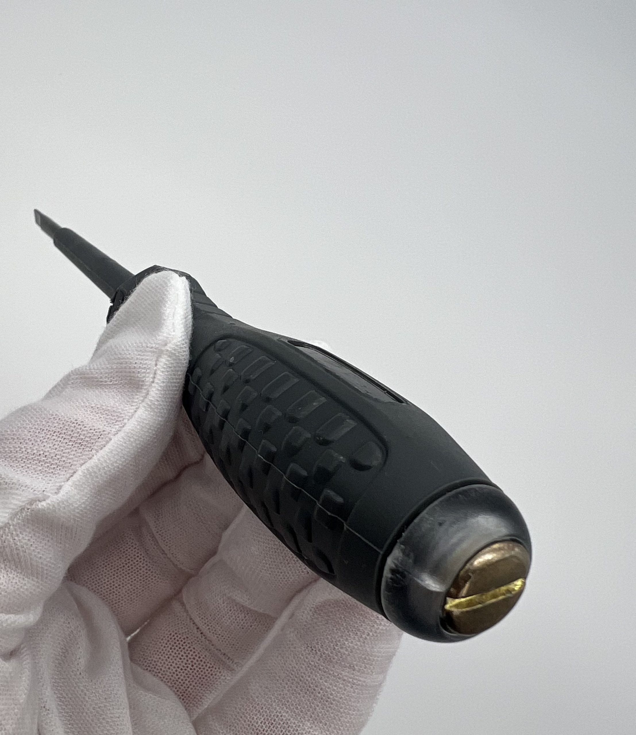 Розʼєм для заміни батарейок в ANENG B05