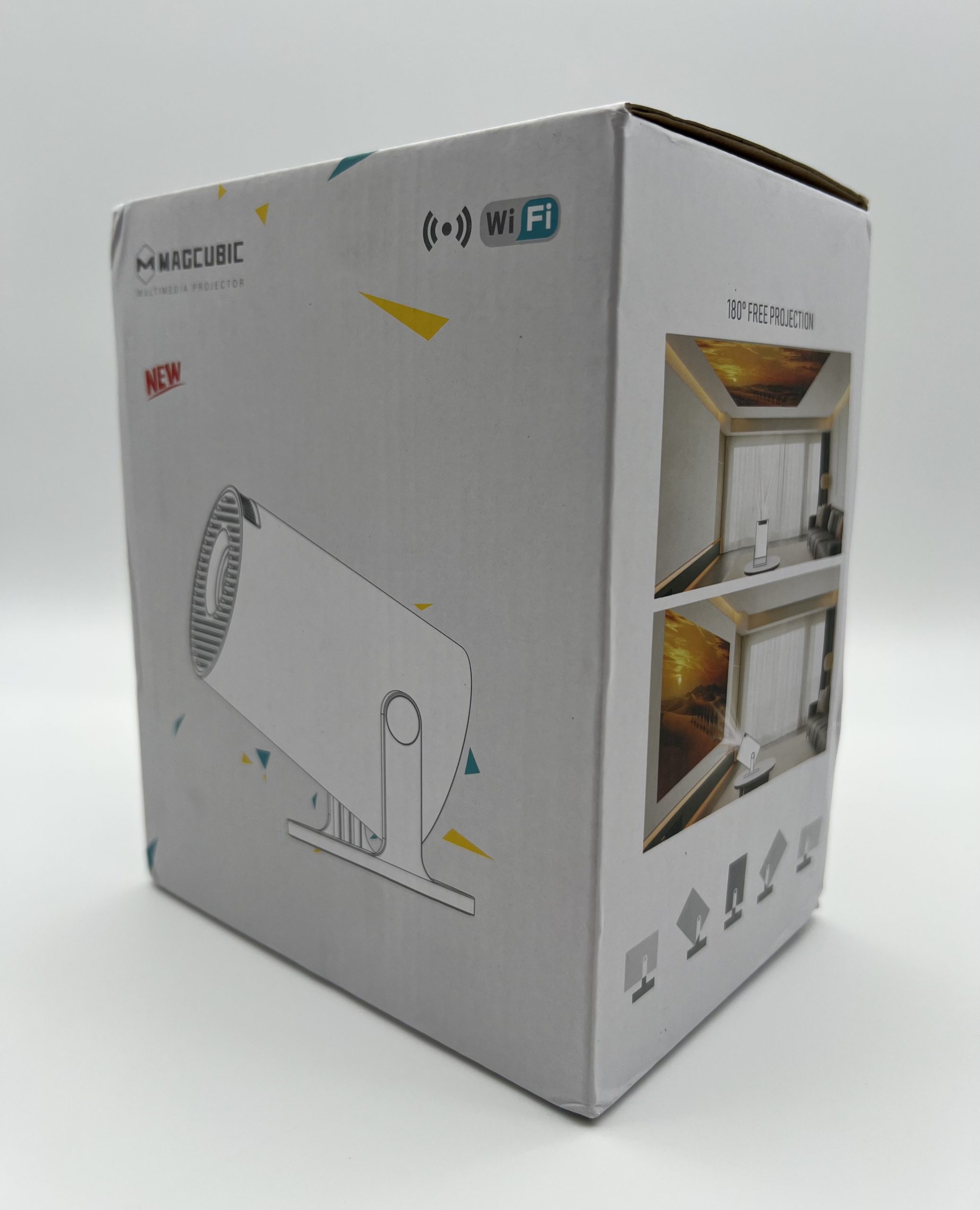 Компактний портативний проектор Magcubic HY300 Pro в коробці для зручного транспортування