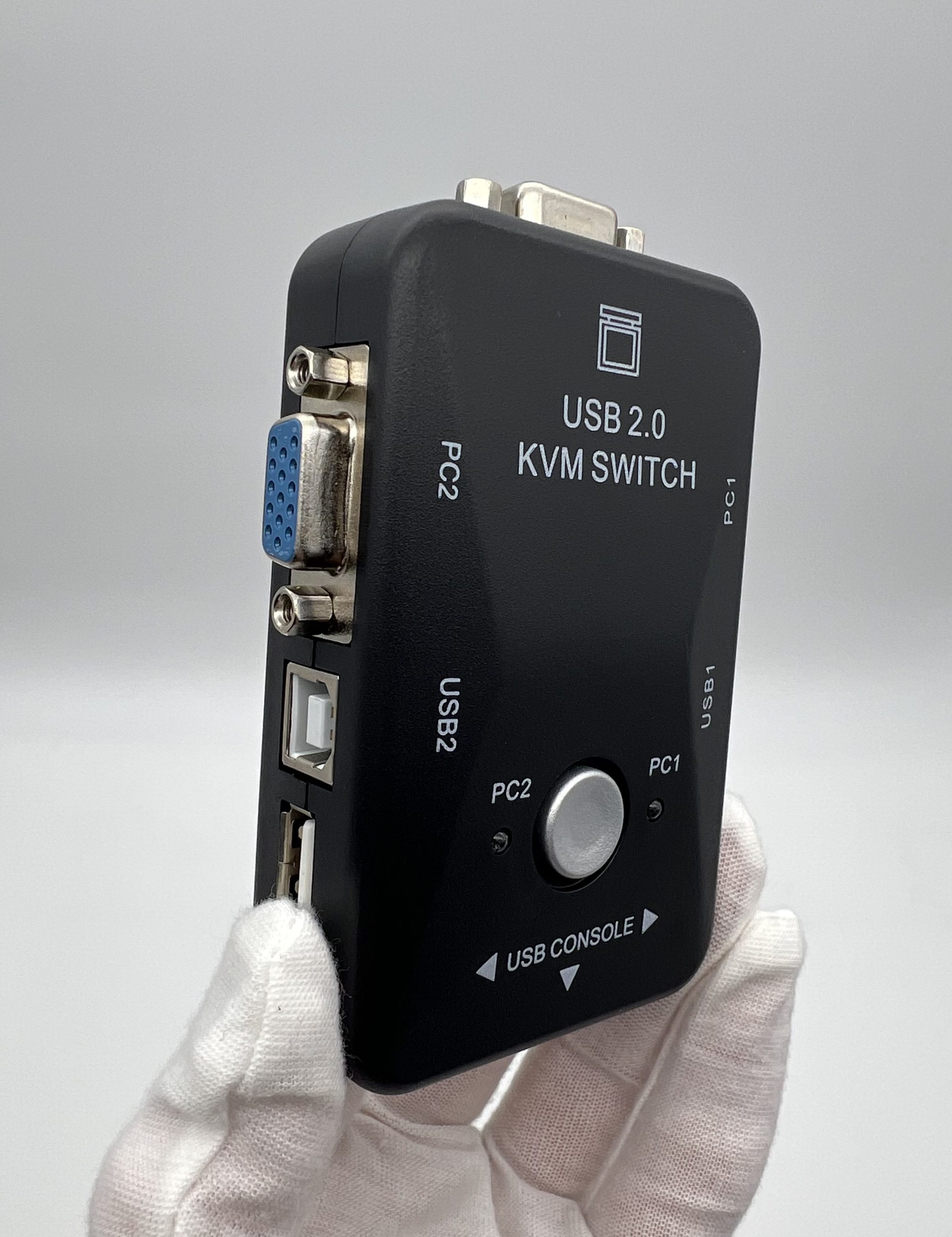 KVM-перемикач з двома входами VGA та USB